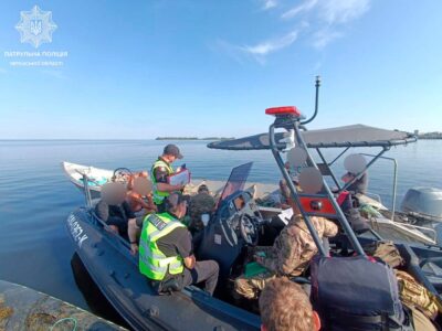 незаконне рибальство на Дніпрі. поліція складає акт на браконьєрів