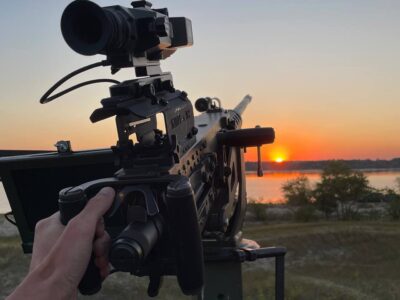 кулемет на фоні світанку