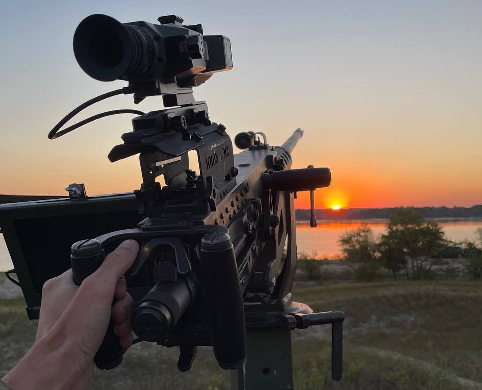 кулемет на фоні світанку