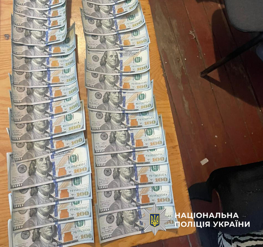 долари на столі