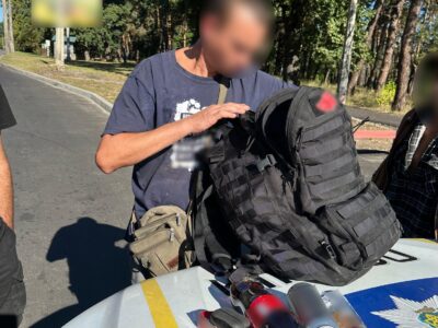 чоловік з наплічником