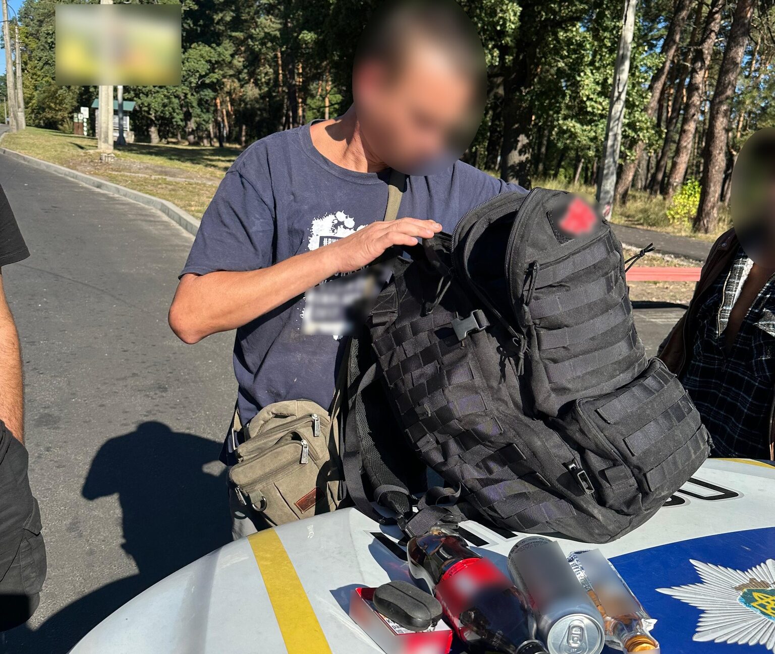 чоловік з наплічником