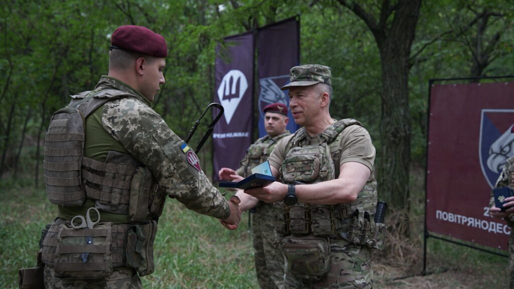 вручають нагороду 