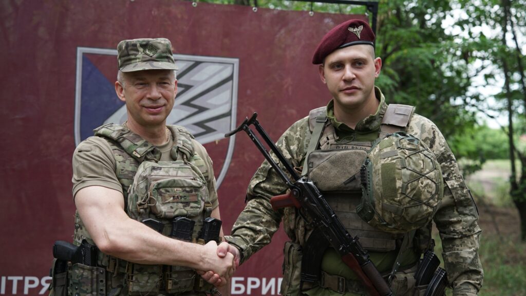 Сирський тисне руку