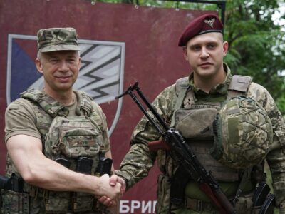 Сирський тисне руку