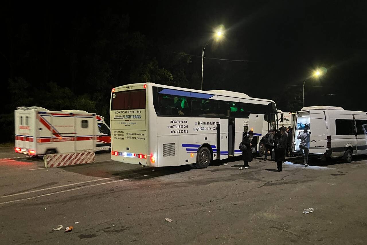 автобуси з паломниками прибувають до Умані