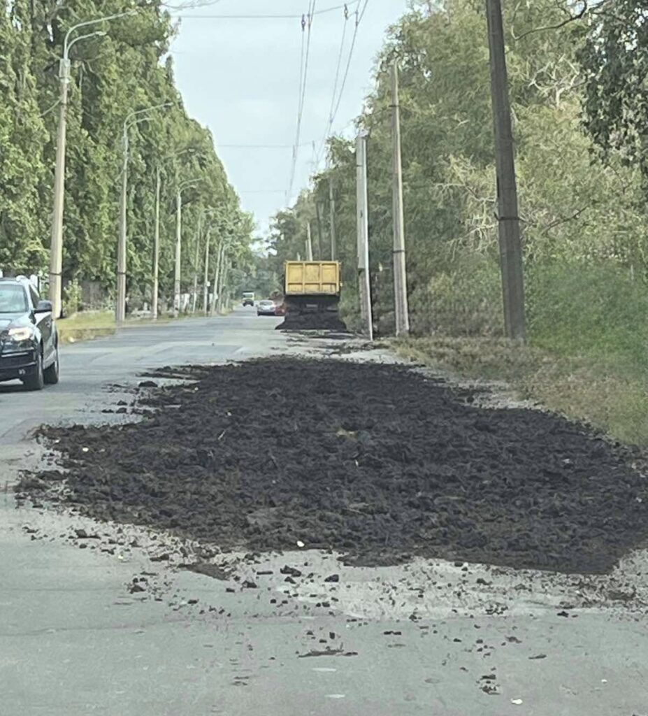 у Черкасах на дорозі висипали перегній