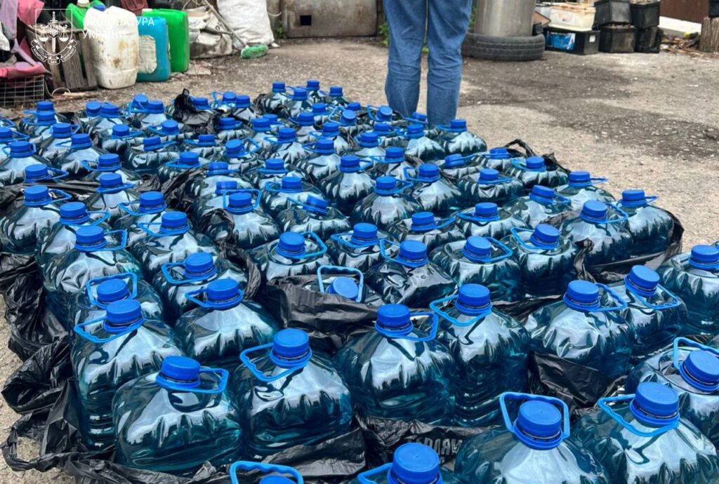 п'ятилітрові пляшки