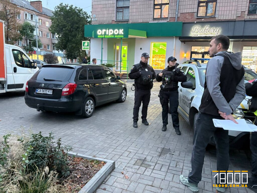 поліція працює на місці будівництва кіоску