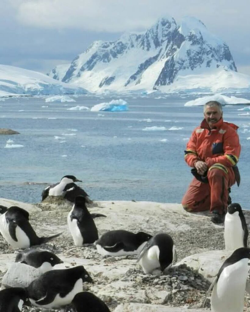 черкащанин в Антарктиді з пінгвінами