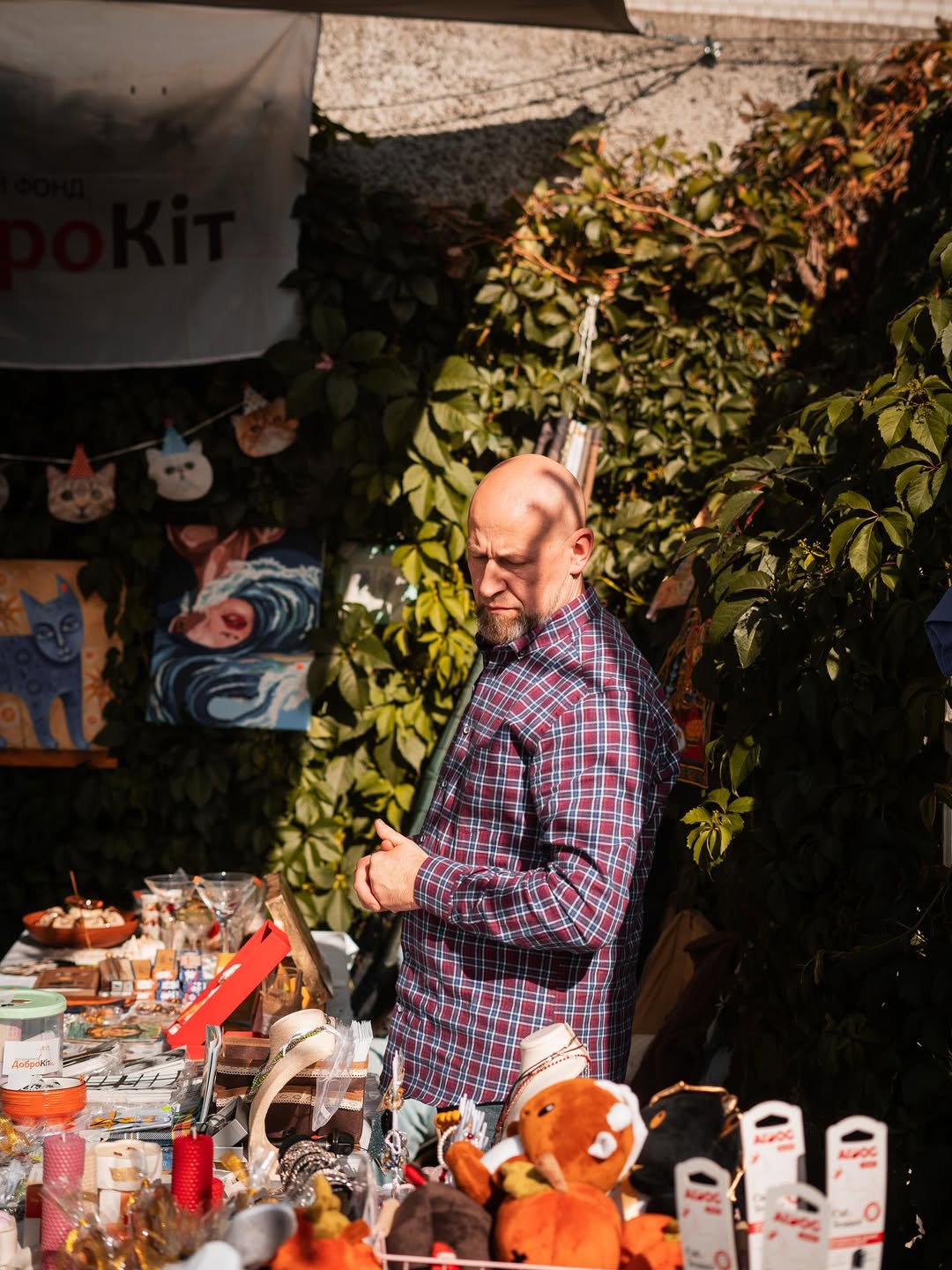 Продаж речей під час благодійного розпродажу