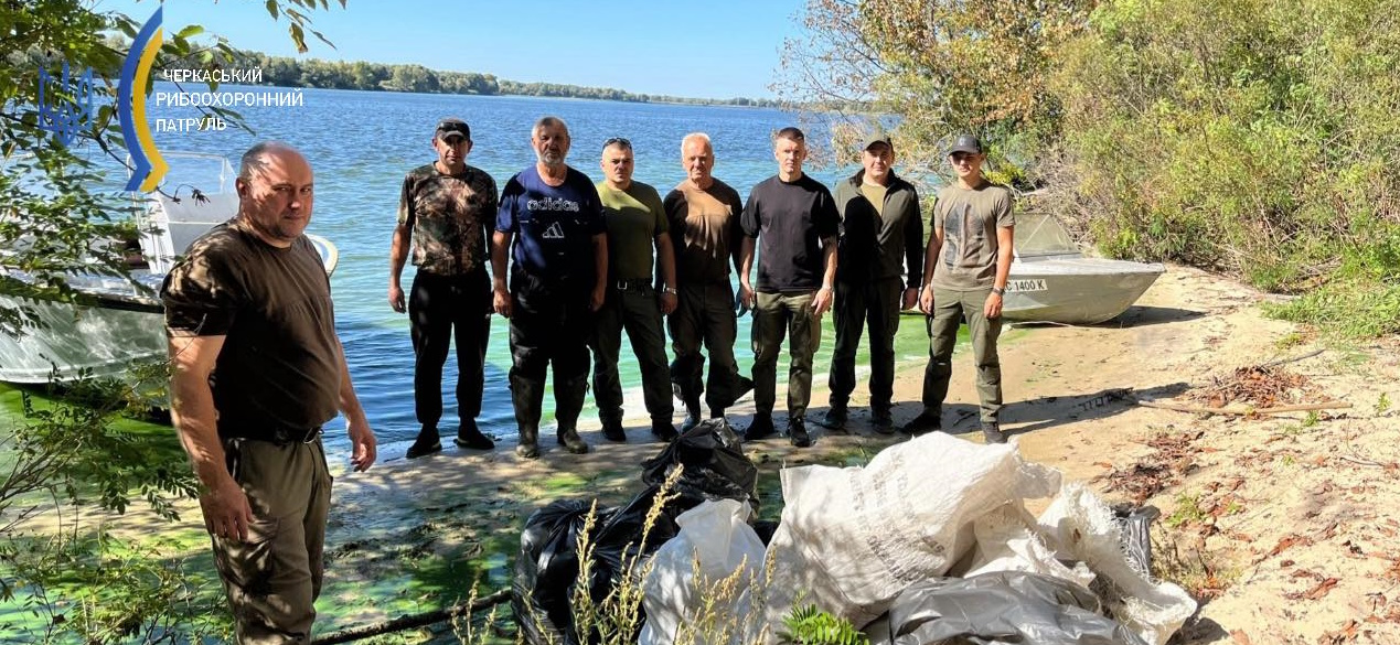 люди біля Дніпра