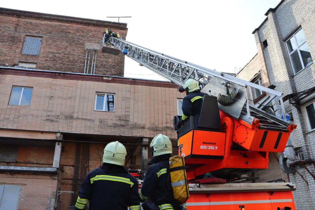 рятувальники керуюють автолюлькою