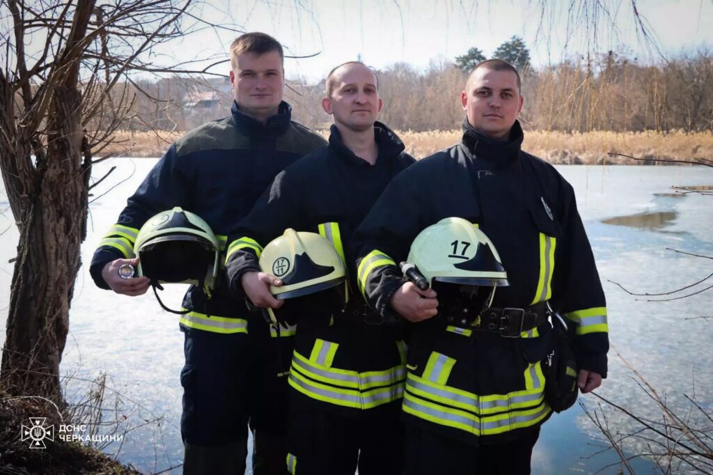 троє рятувальників ДСНС у місті Шпола