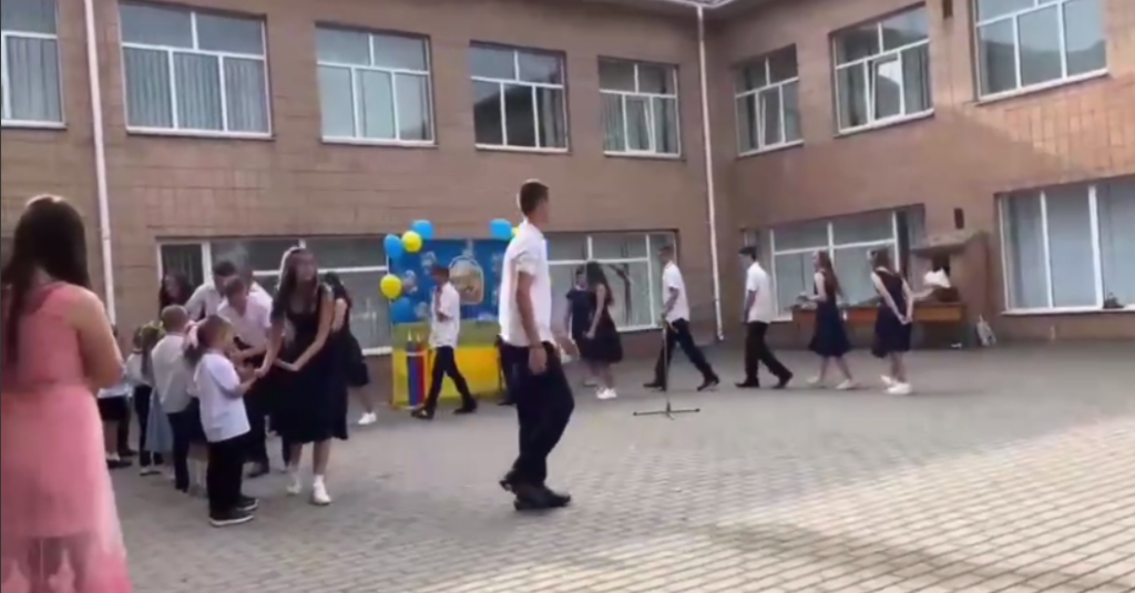 учні біля школи