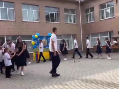 учні біля школи