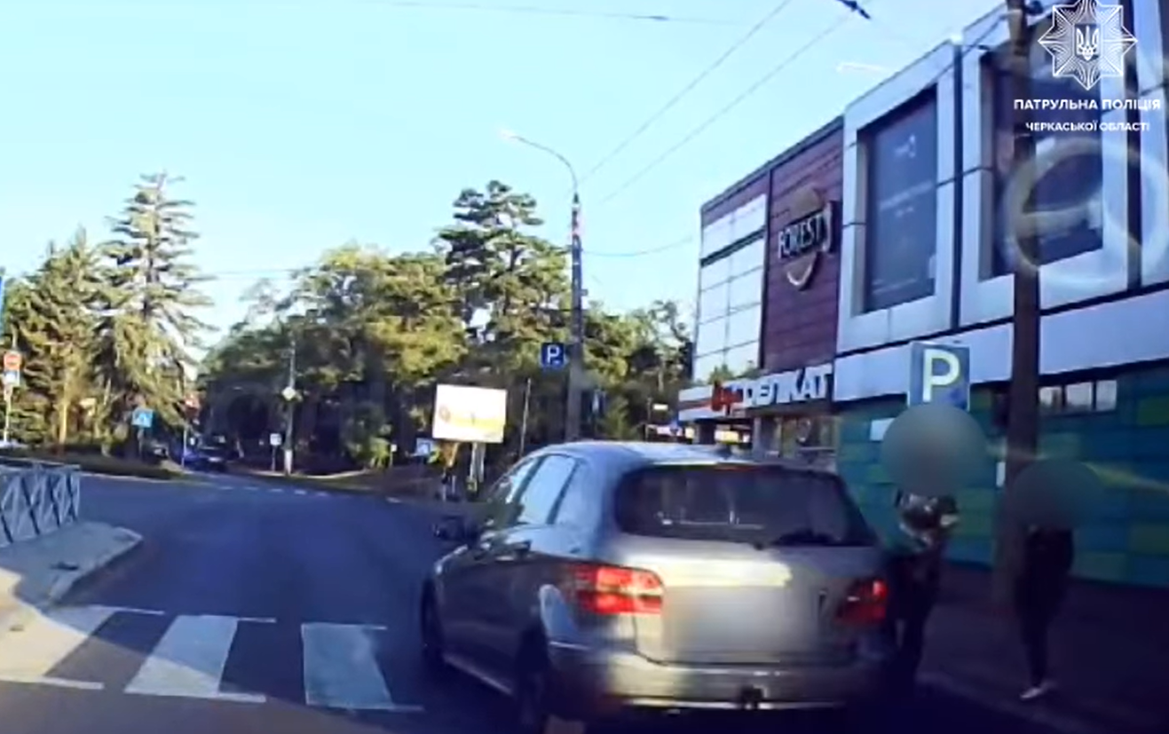 скрін відео, де водій порушив ПДР у Черкасах