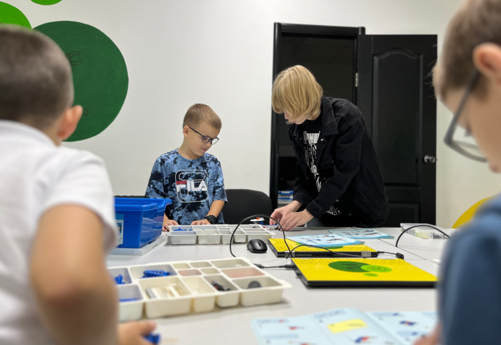 вчителька навчає дитину