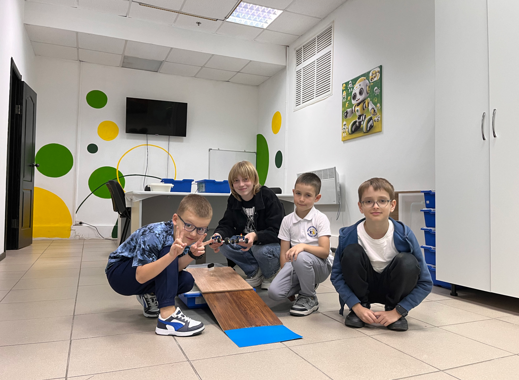 діти вивчають робототехніку