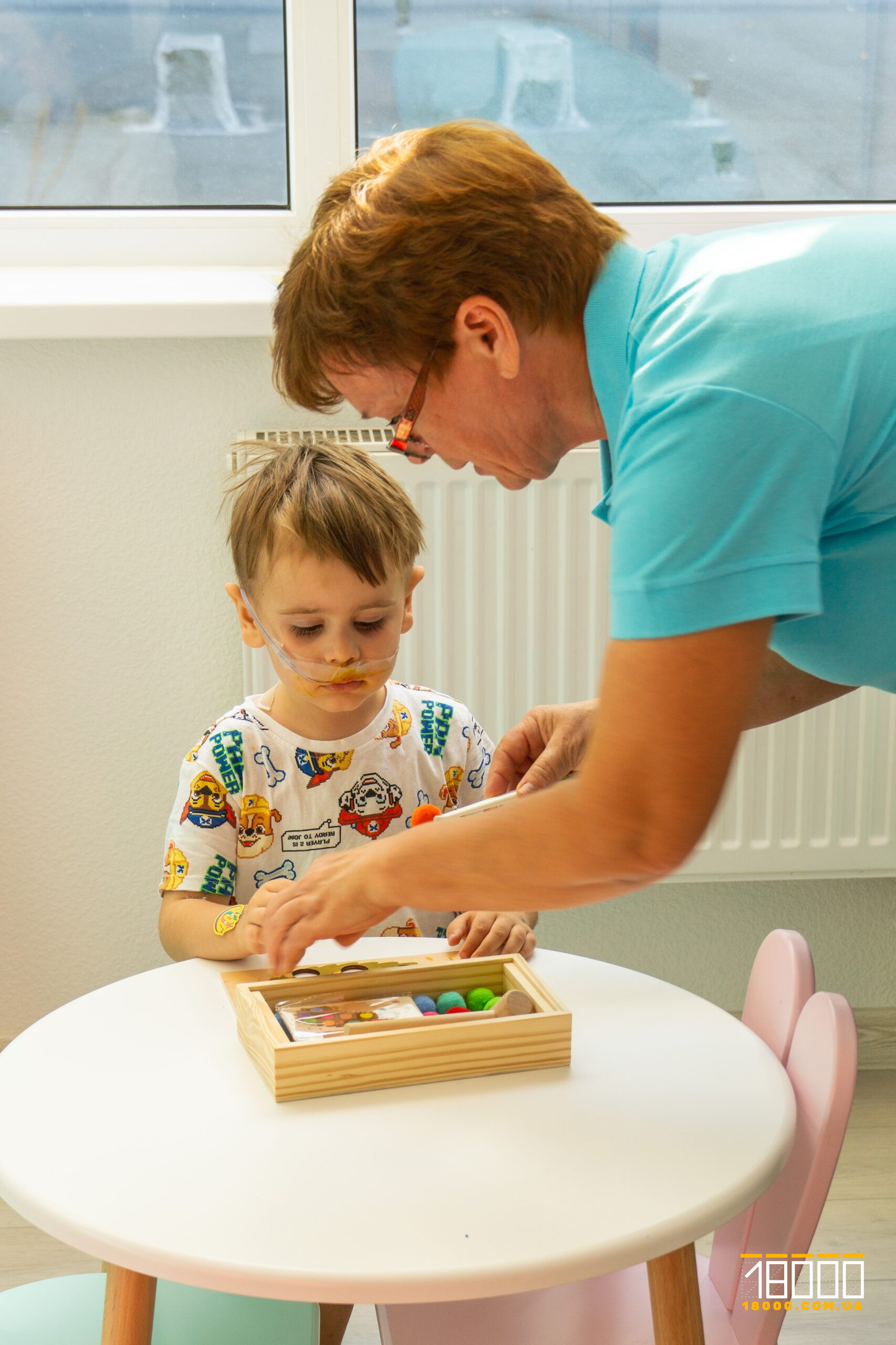 Вихователька з дитиною