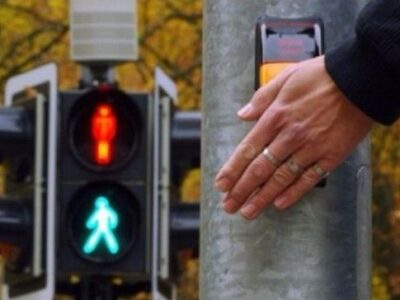 світлофор з пішохідною кнопкою