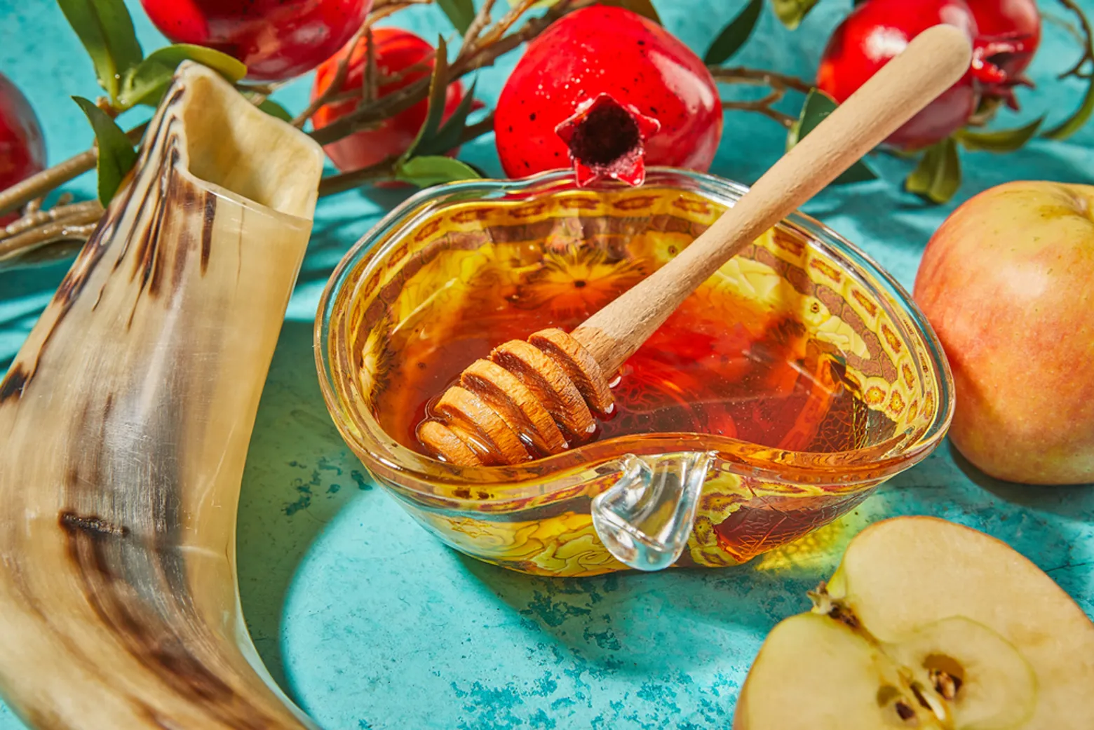 Головні символи свята - шофар, мед і гранат