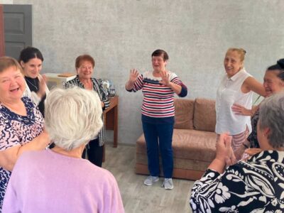 люди в кімнаті