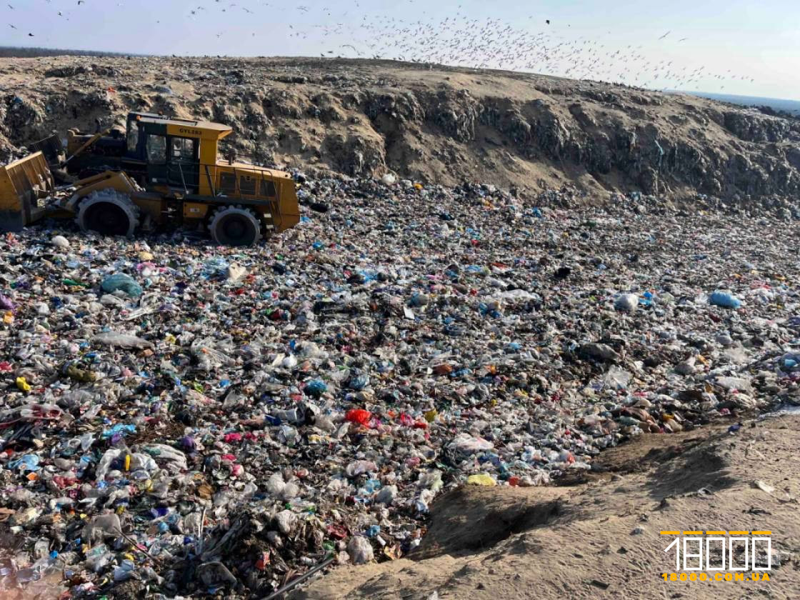 Трактор на смітті