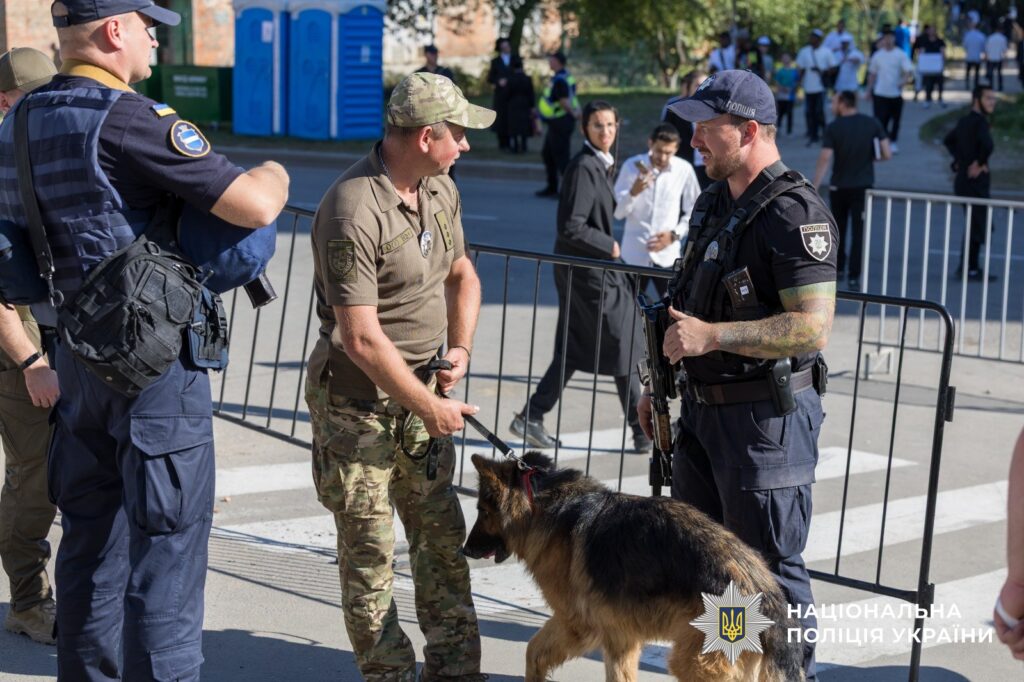 правоохоронці і собака