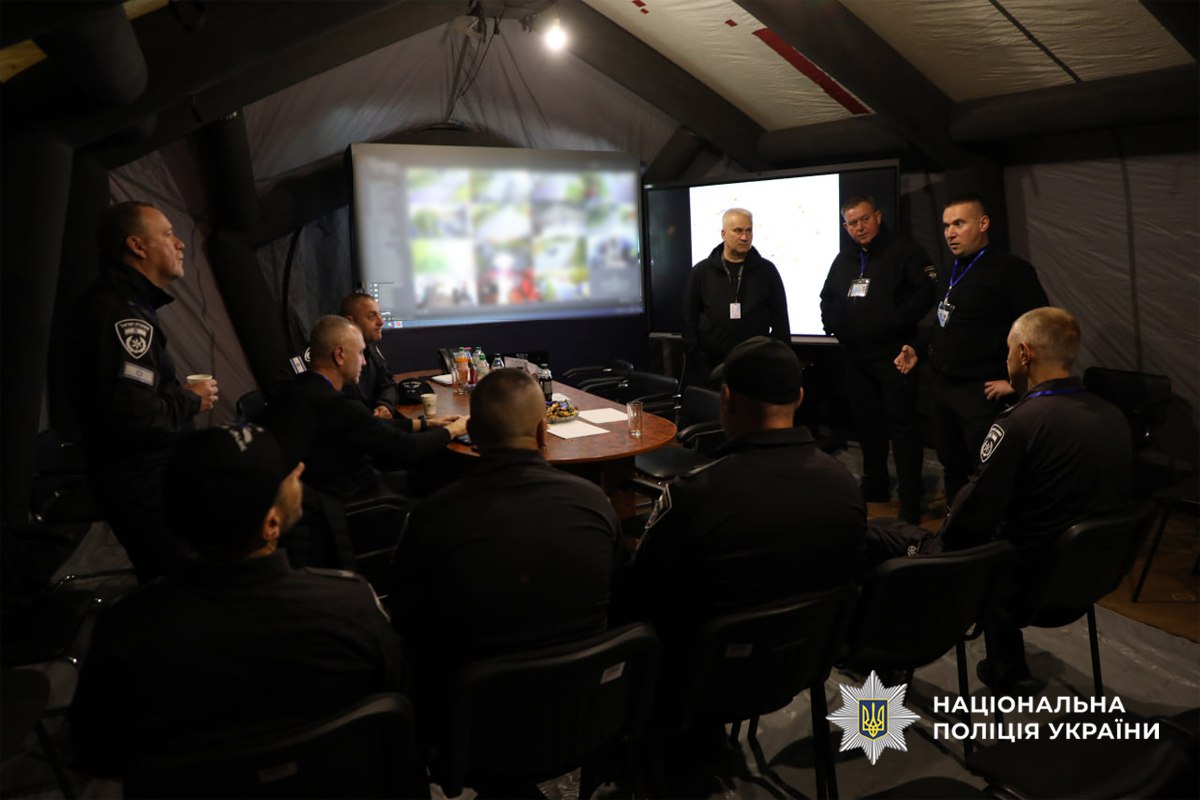 Поліцейські забезпечують порядок 