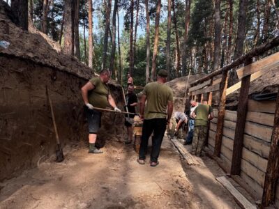 військові в окопі