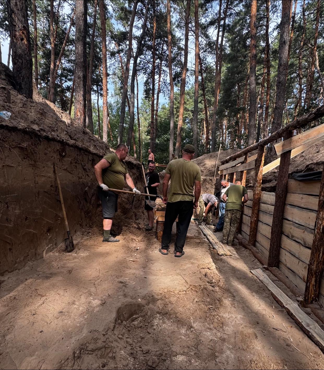 військові в окопі