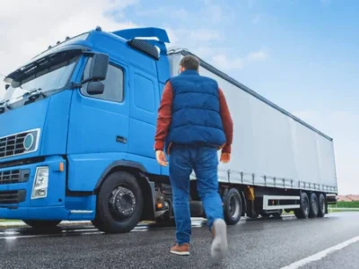 водій йде до вантажівки