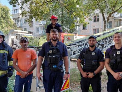 рятувальники та поліцейський