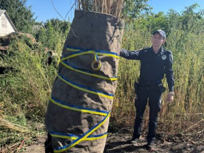поліцейський вилучив мішок із коноплями
