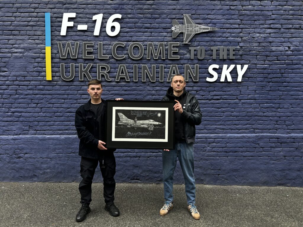 Дмитро Кришовський з пілотом ЗСУ Карая