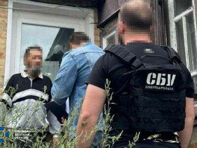 чоловік біля дверей