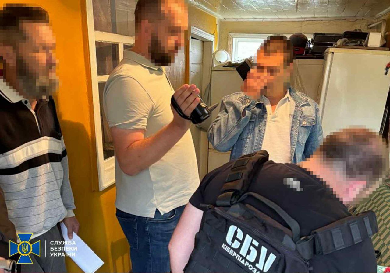 чоловіки у будинку