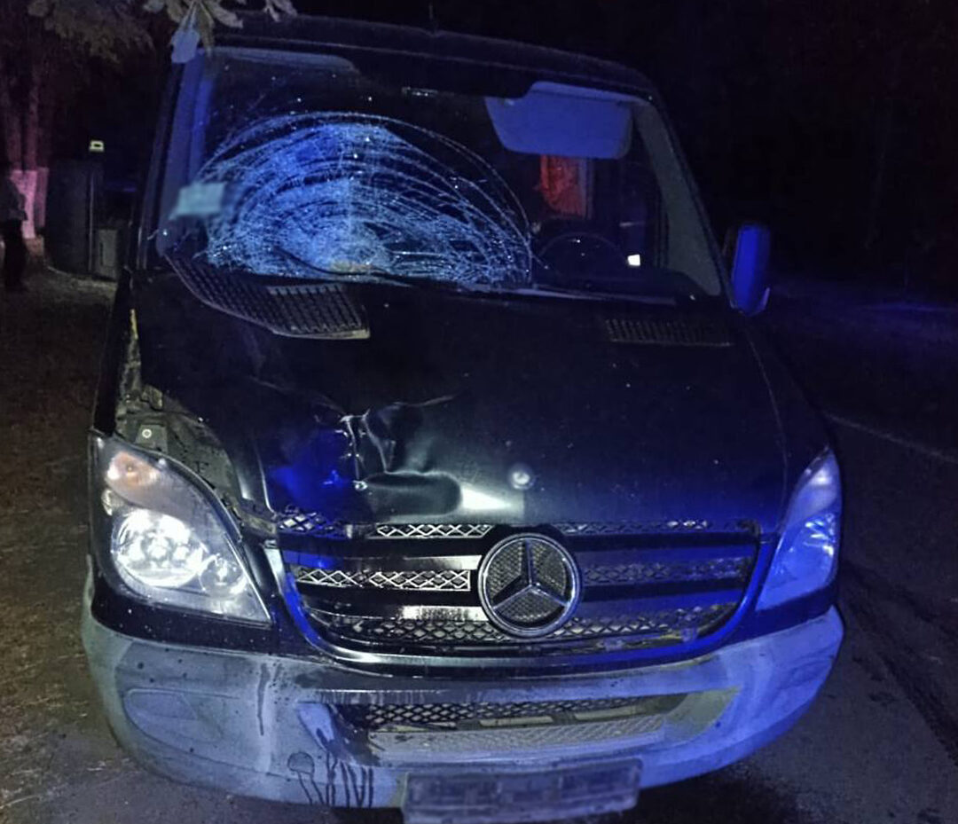 мікроавтобус з тріснутим склом