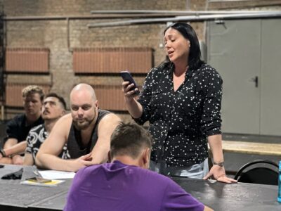 жінка читає з телефона