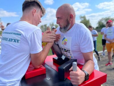 два чоловіки змагають в армреслінгу