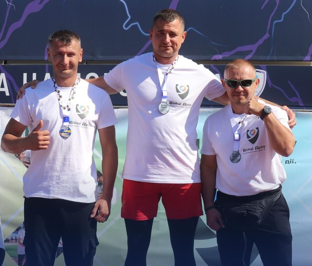 черкаські ветерани після змагань з медалями