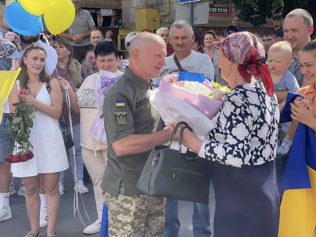 військового вітає жінка