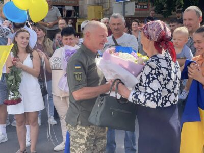 військового вітає жінка