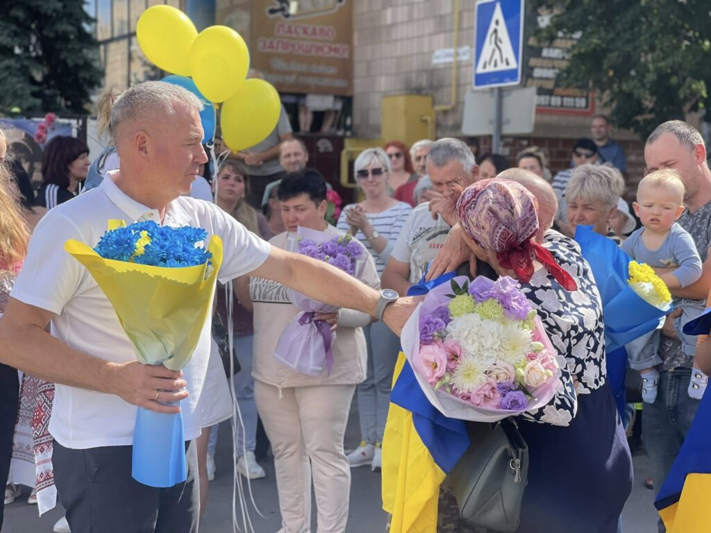 обнімаються люди