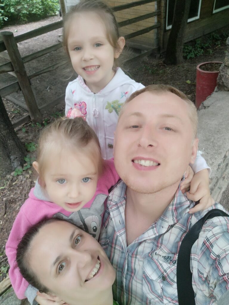 Антон Іванців з родиною до поранення на війні