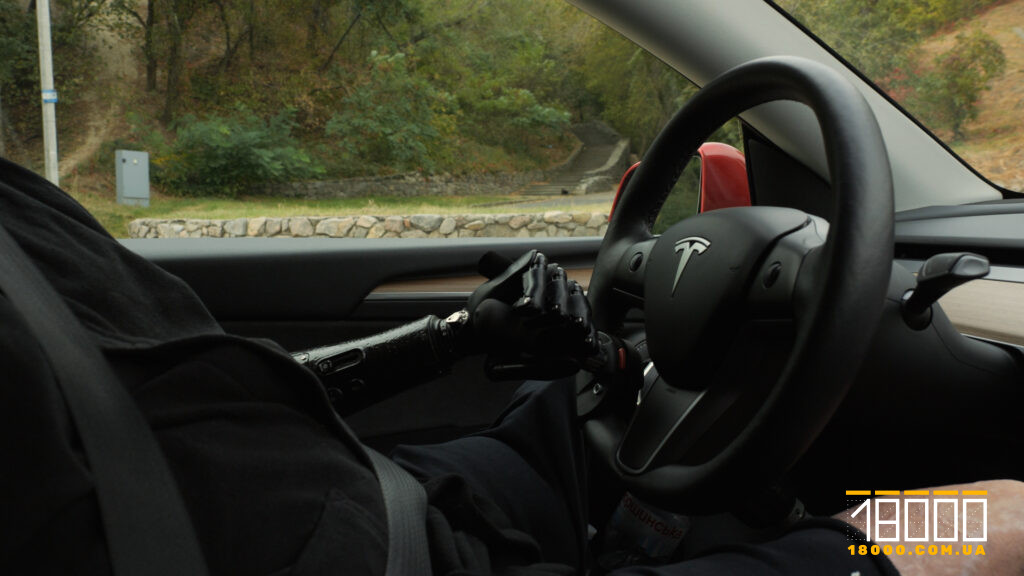 чоловік з біонічними протезами керує автомобілем