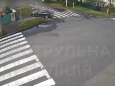 Авто в'їхало в світлофор