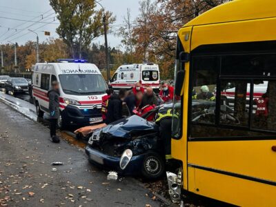 Аварія між легковиком і автобусом
