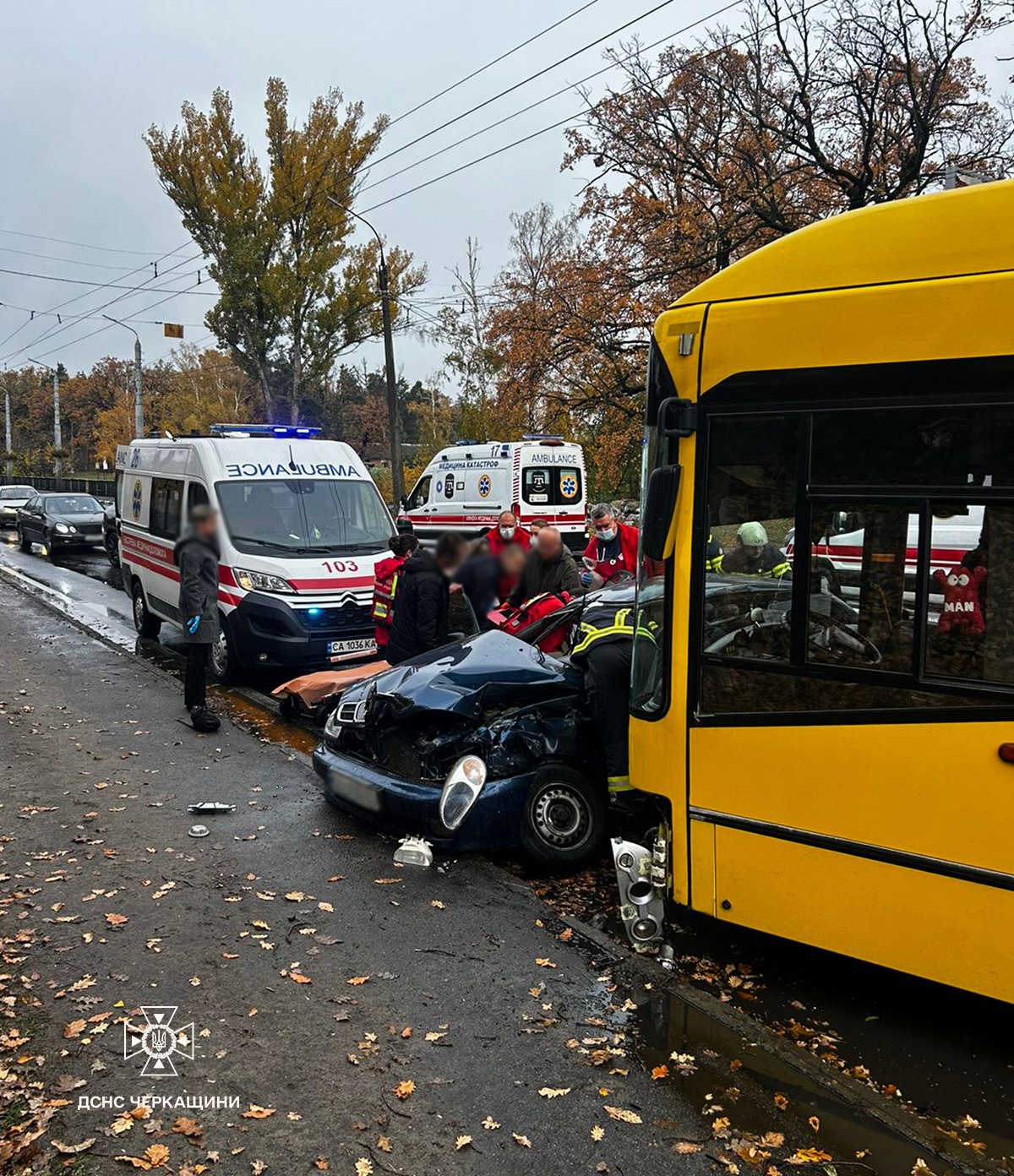 Аварія між легковиком і автобусом